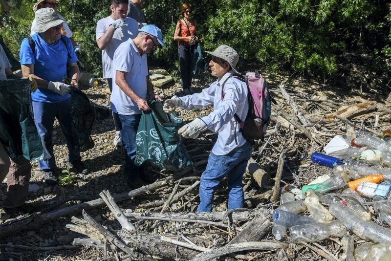 Recogida de plásticos en la ribera del Ebro