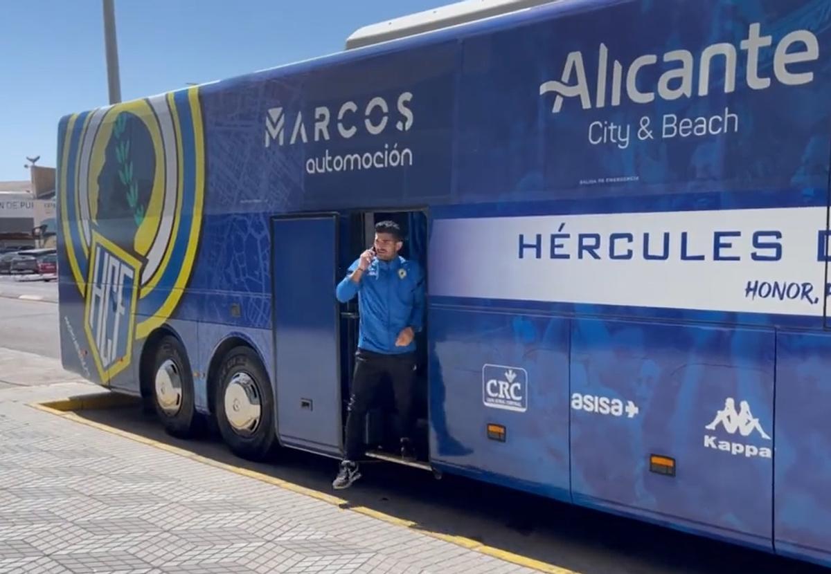 Para a comer de la expedición del Hércules de camino a Lleida con Toscano bajando del autocar.