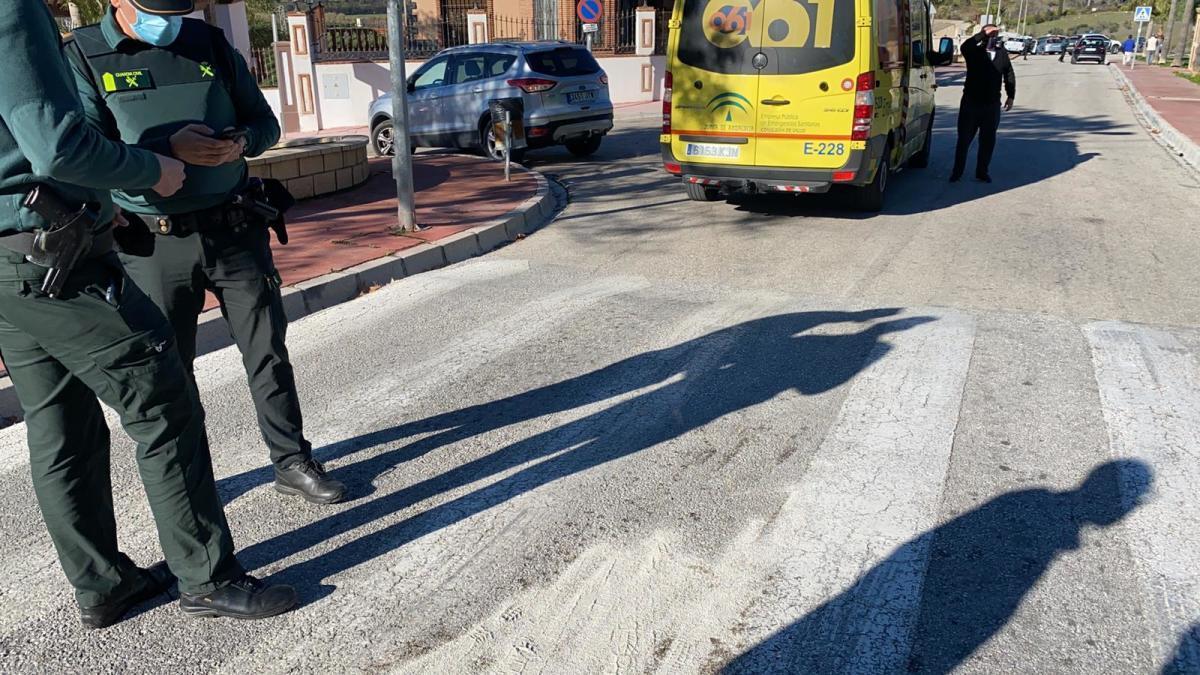 Agentes de la Guardia Civil atendiendo el ataque sufrido el martes por dos jóvenes en Cártama.