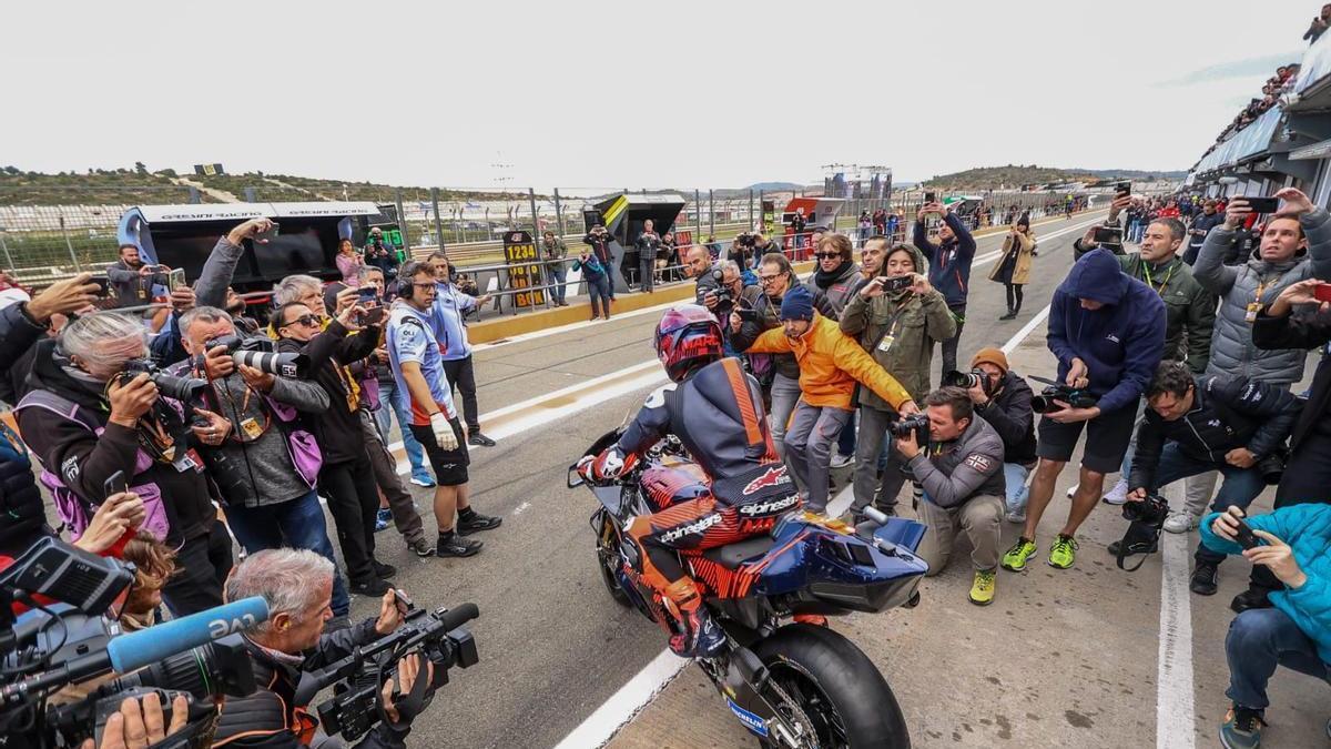 Marc Márquez saliendo a pista en Cheste por vez primera con la Ducati de Gresini