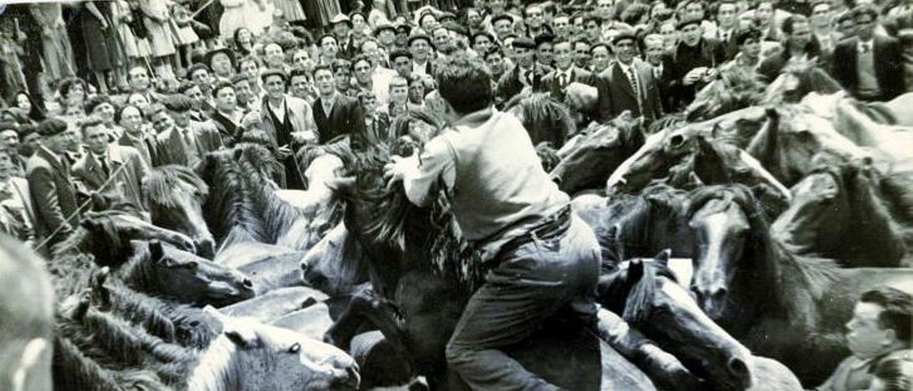 Espectáculo en le curro antiguo, 
con el público pegado.  | // FOTOS 
ANTIGUAS ESTRADA