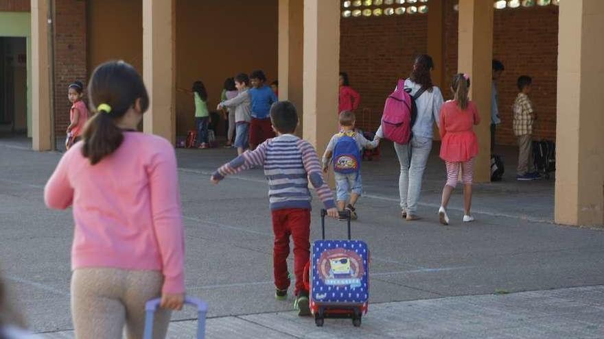 Escolares entran a clase en un colegio público de la capital zamorana.