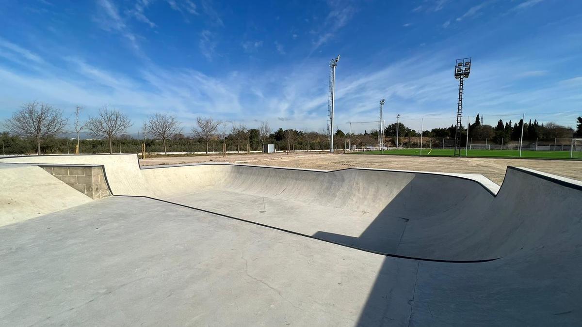 Llíria estrena el 'bowl' del skate park en el polideportivo El Canó -  Levante-EMV