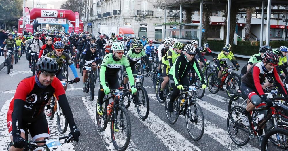 Más de 600 cicistas protagonizaron la quinta edición de la Bikedada entre Vigo y Eiras.