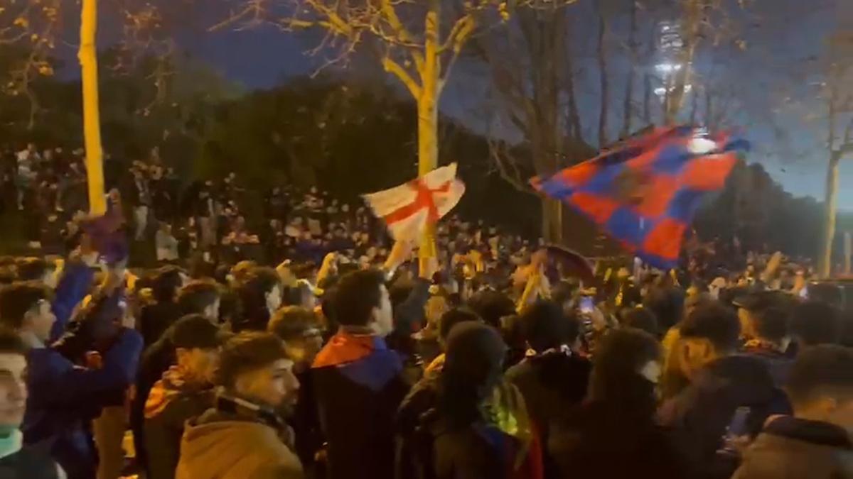 La afición del Barça en los accesos al Estadi Olímpic