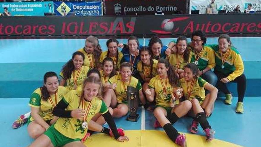 Las chicas del Puertosol Málaga posan con se meritoria medalla de plata tras la final.