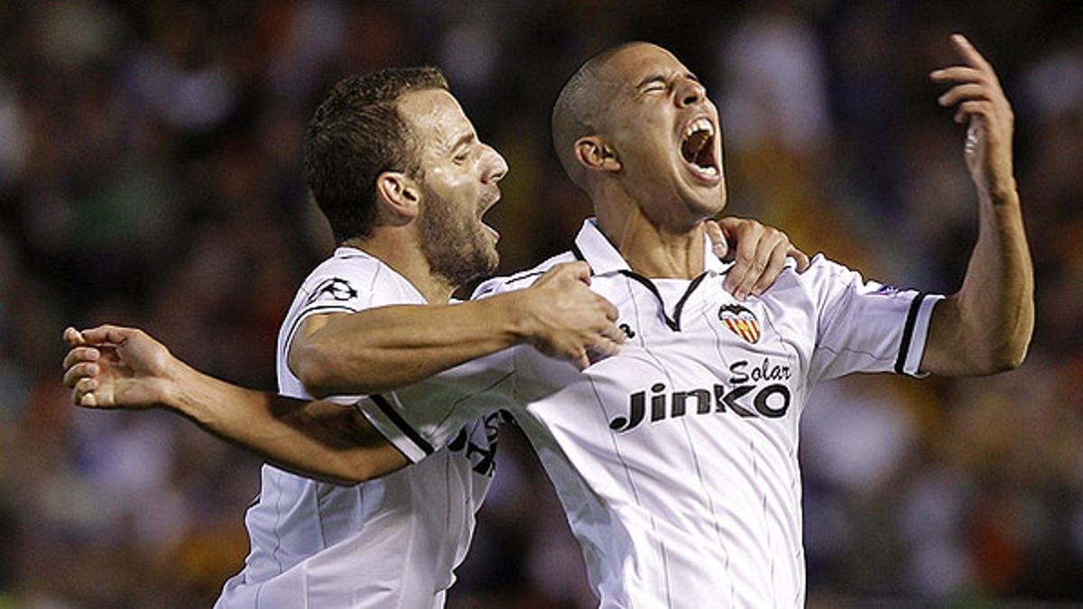 Feghouli celebra con Soldado el gol del Valencia