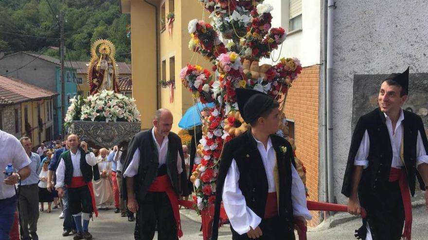 La imagen de la Salud durante la procesión por Carreña.