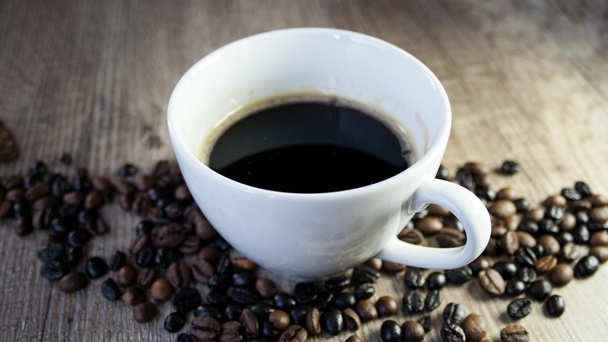 Limpiar la cafetera es una tarea fundamental para preparar un buen café.