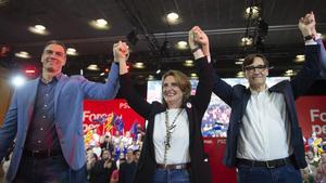 El presidente del Gobierno, Pedro Sánchez, junto la vicepresidenta tercera y candidata del PSOE en las europeas, Teresa Ribera, y el líder del PSC, Salvador Illa, en un acto de precampaña el pasado sábado.