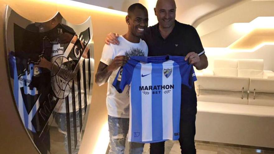 Diego Rolán estuvo ayer todo el día en Málaga, aunque el club de Martiricos no pudo hacer oficial su fichaje por la falta de un documento. twitter