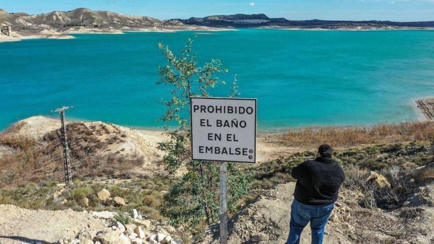 El embalse alicantino de La Pedrera, próximo a la Región, tiene una lámina de agua de 1.400 hectáreas.  | TONY SEVILLA