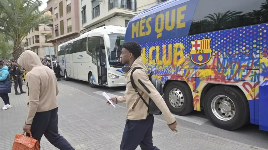 El líder Barça desata pasiones en su llegada a Elche