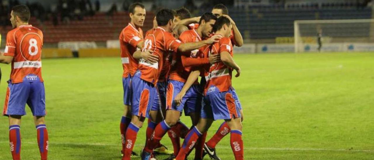 Exjugadores del Club Deportivo Ourense celebrando un gol en el campo de O Couto. // Jesus Regal