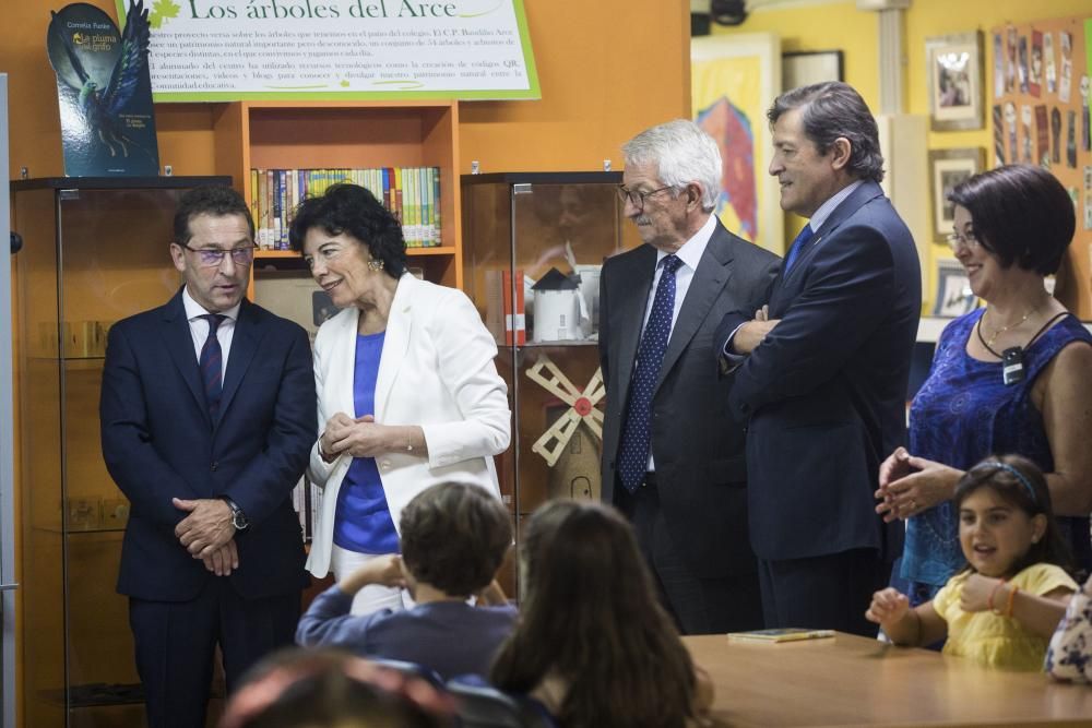 Visita de la Reina al colegio Baudilio Arce