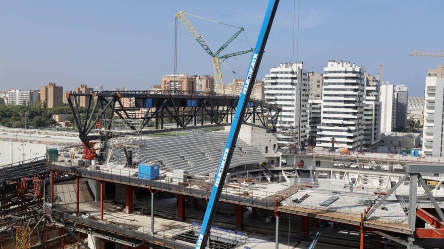 El Roig Arena empieza a subir la estructura de sujeción de la cúpula