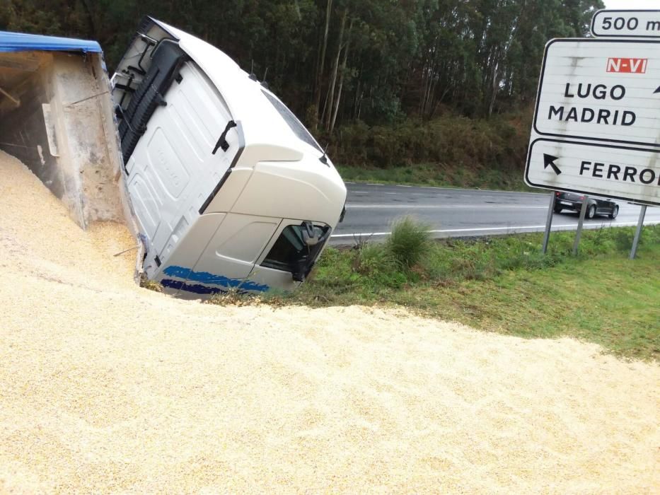 El accidente, registrado esta mañana en la N-VI, a la altura de las antiguas naves de Flex, no ha ocasionado heridos.