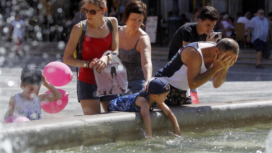 Gente refrescándose en la Plaza de la Virgen