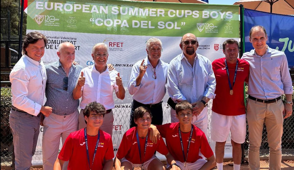 El equipo español formado por el canario Stefan Shangichev, el murciano Jaime Alcaraz y el sevillano Pepe García Ruiz, con Nicolás Pérez Durán como capitán, ha sumado el séptimo título continental de la categoría para el tenis español. en la imagen junto a las autoridades deportivas y políticas.