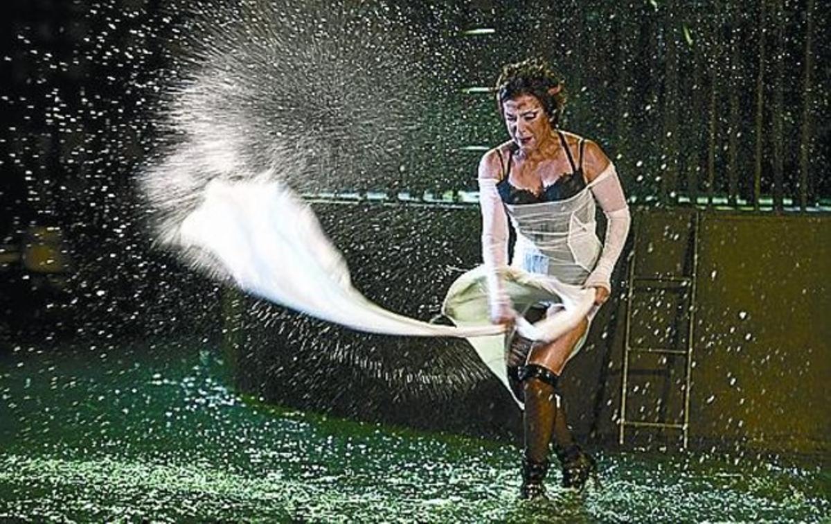 Lluïsa Castell, la mortal·Ió, xipolleja en el mar del ’finisterre’.