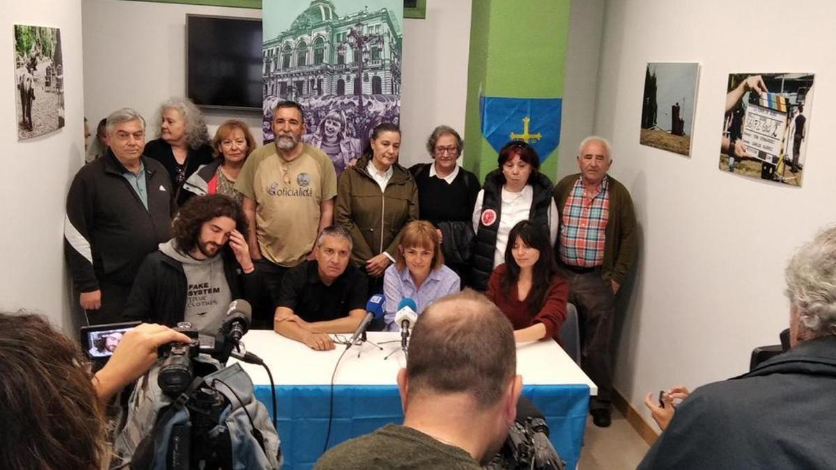 Rueda de prensa de Covadonga Tomé, segunda por la derecha en primera fila.