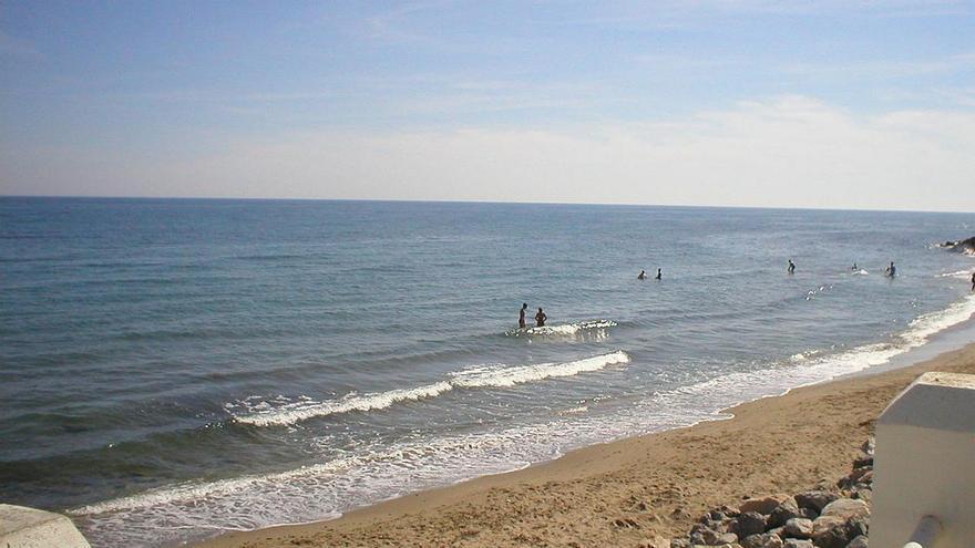 Hallado el cuerpo sin vida de un hombre de 40 años en la playa de Calahonda en Marbella