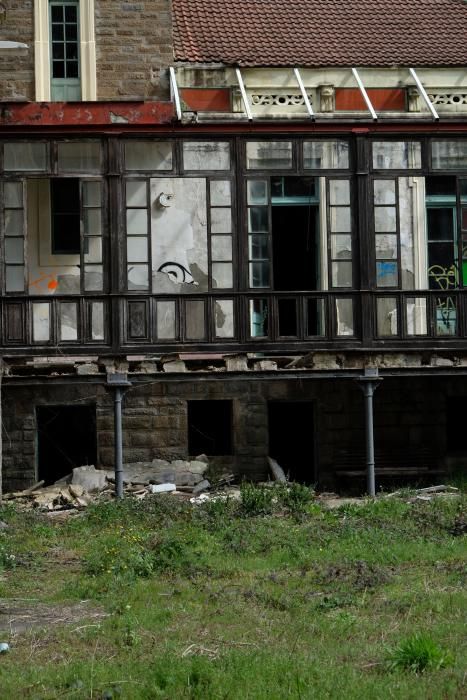 Pintadas y deterioro del Sanatorio de Bustiello