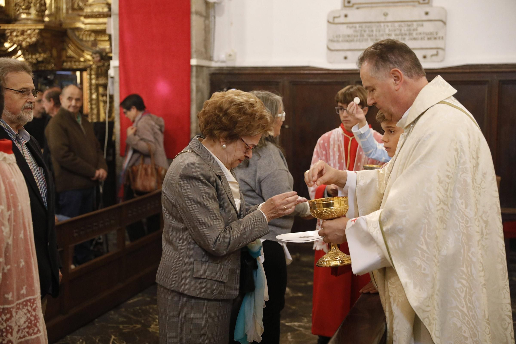 El cardenal Ángel Fernández Artime oficia la primera misa cardenalicia de Gozón en el día de Todos los Santos en la parroquia de Santa María de Luanco