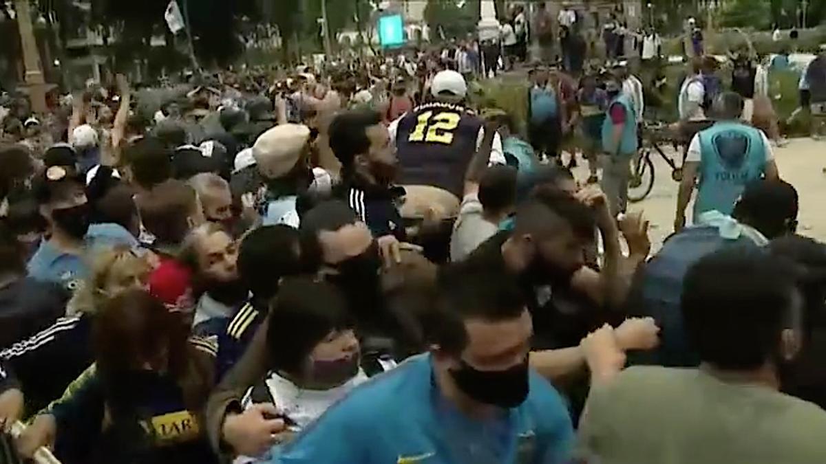 Cientos de miles de argentinos han aguardado fila durante horas para poder entrar en la Casa Rosada y despedirse de su ídolo