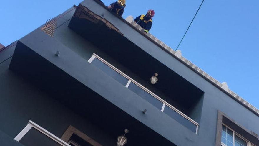 Caída de abundantes cascotes en un edificio de Arguineguín