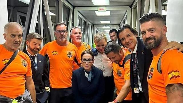 Jorge Nacher (tercero por la izqierda), con el grupo Balear de Rescate rumbo a Venezuela.