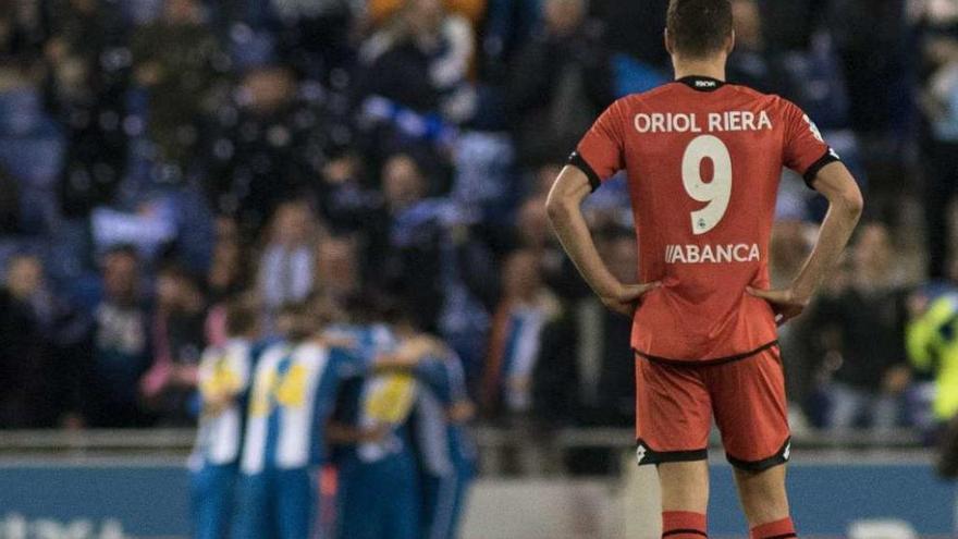 Oriol Riera, de espaldas, observa cómo los jugadores del Espanyol celebran el gol de Marco Asensio.