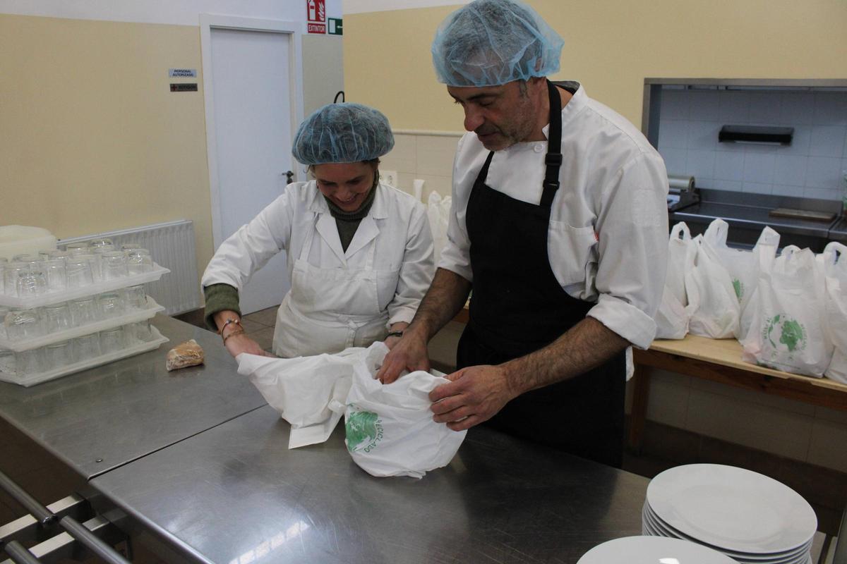 Dos voluntarios, en el comedor social de Amicos.