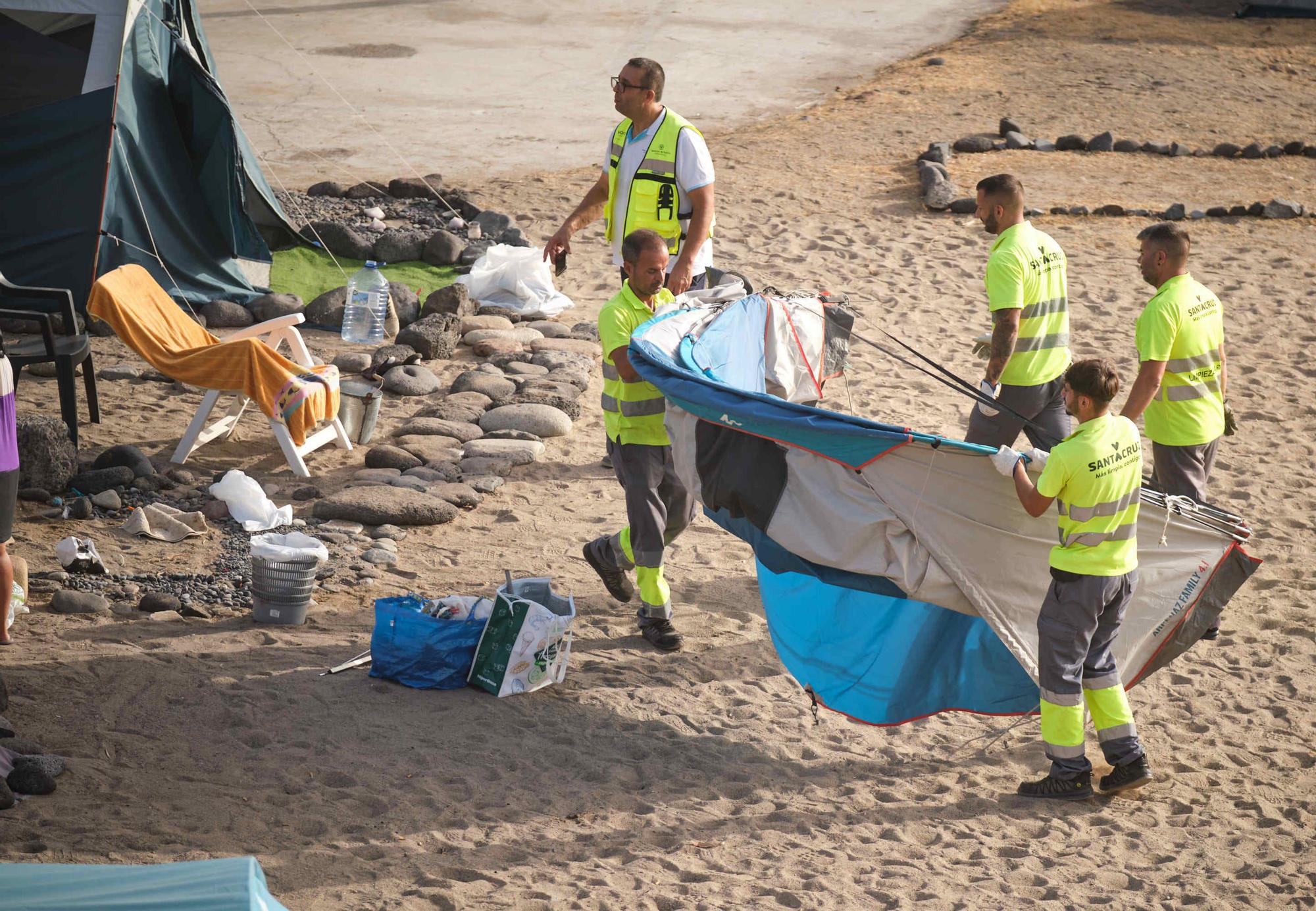 Retirada de casetas y enseres en la playa de la trasera del Parque Marítimo