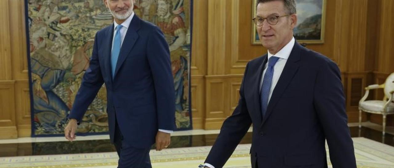 Felipe VI recibe al líder del PP, Alberto Núñez Feijóo, el 22 de agosto de 2023 en el Palacio de la Zarzuela.