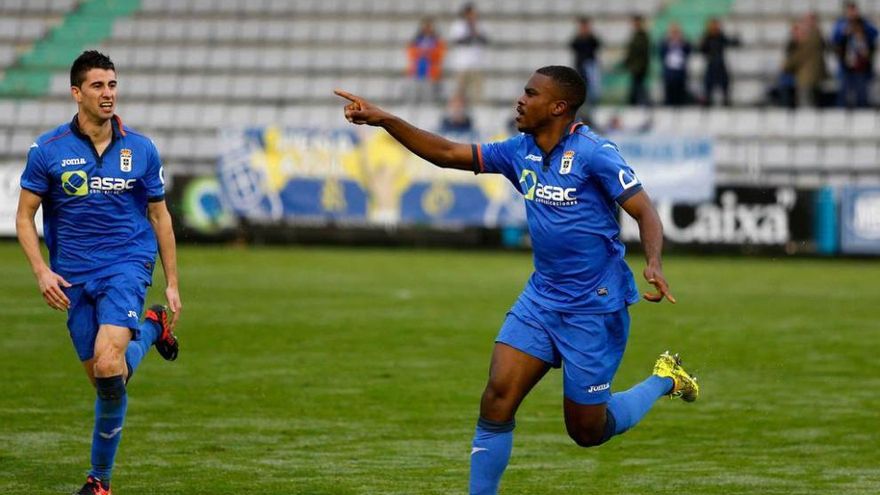 Omgba celebra su gol ante el Somozas, en presencia de Nacho López.