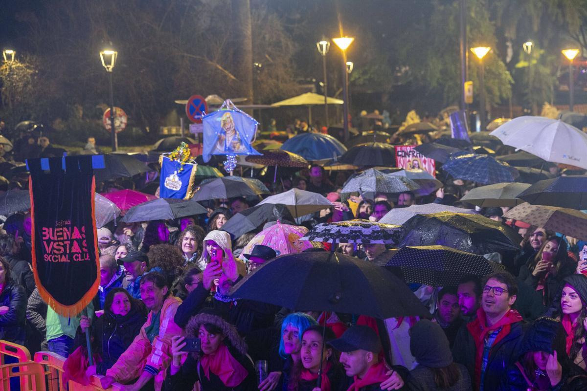 FOTOS | Las cofradías rinden un emotivo minuto de silencio por las víctimas del accidente de Córdoba: "Hemos decidido continuar con las fiestas para celebrar la vida"