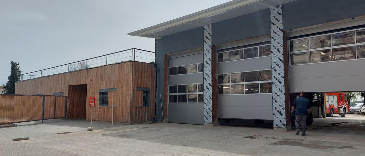 El nou edifici del cos de Bombers de Solsona és adjacent a les cotxeres, que s’han reformat  | LAURA SERRAT