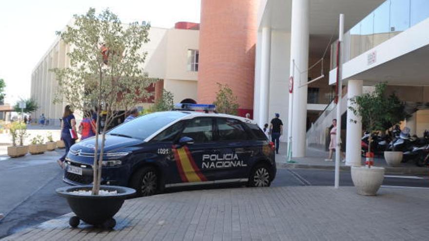 Vehículo policial, junto al hospital Virgen de la Arrixaca.