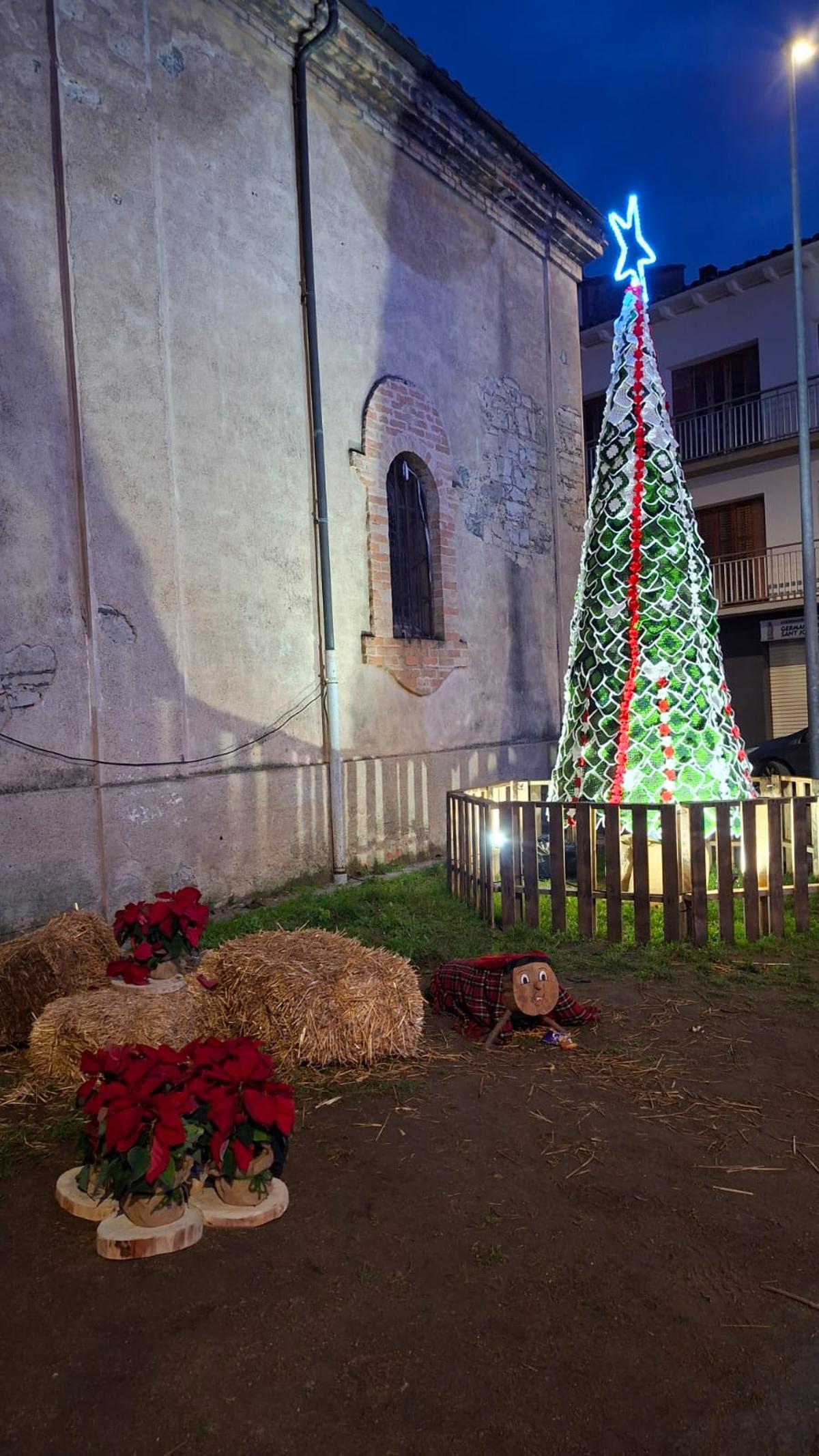 L'arbre de Nadal fa quatre metres d'altura