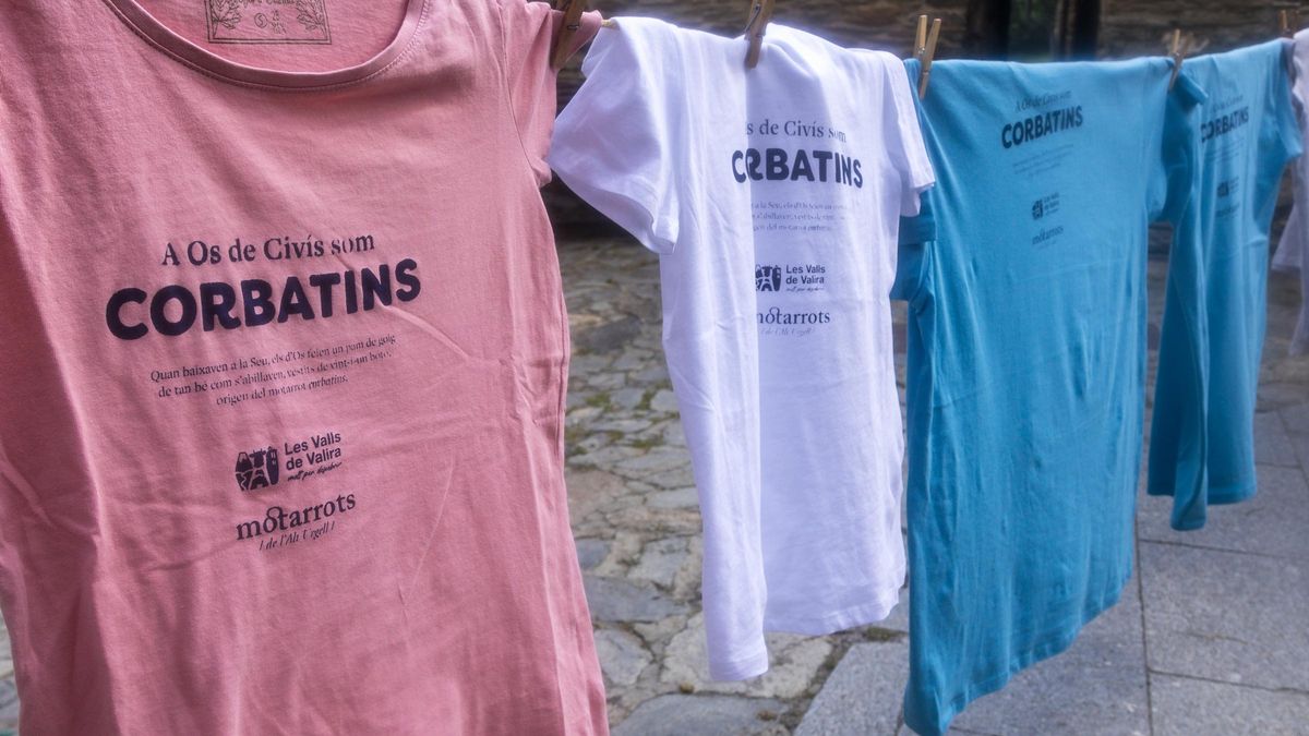 Diverses samarretes serigrafiades amb el motarrot corresponent als veïns d'Os de Civís