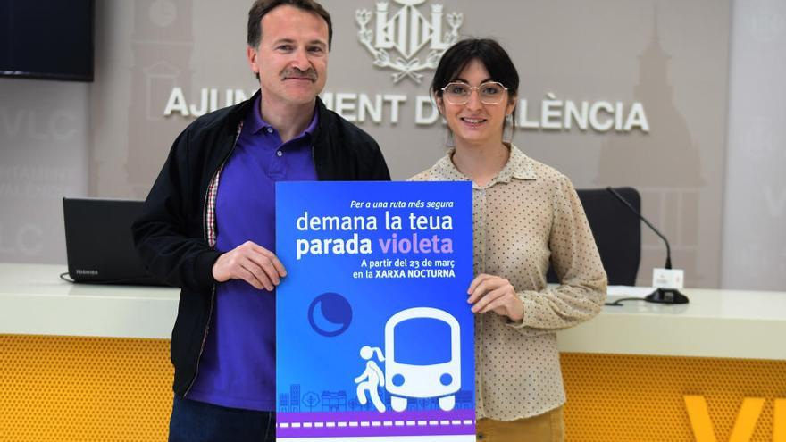 Giuseppe Grezzi y Lucía Beamud, en la presentación de las «paradas violetas».