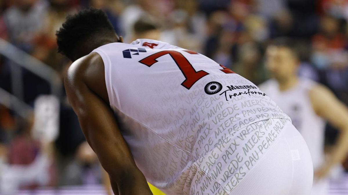 Yankuba Sima, amb la camiseta en què es demanava pau | JOAQIUM ALBERCH/ACB PHOTO