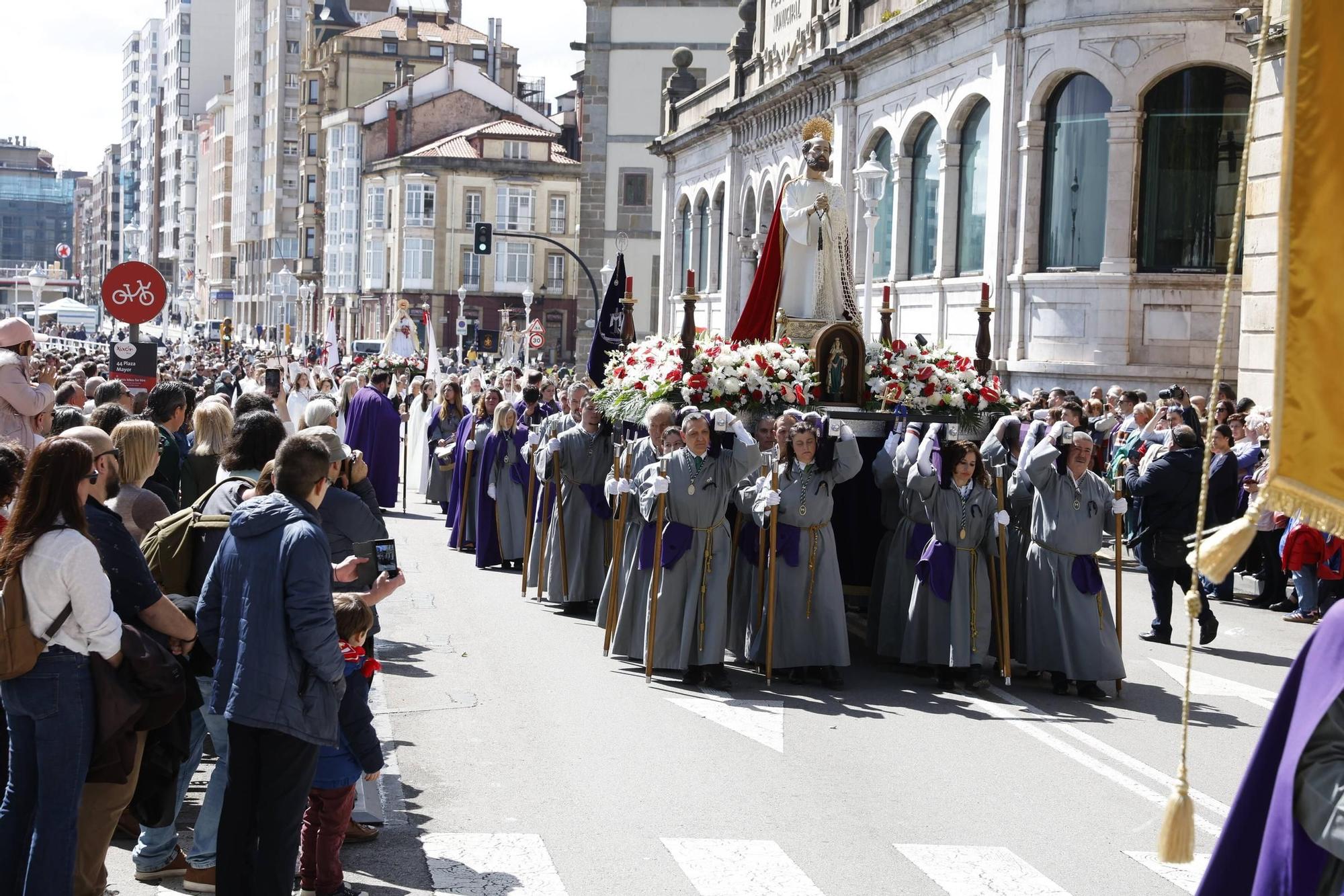 Así fue la procesión del Encuentro del Domingo de Resurrección en Gijón (en imágenes)