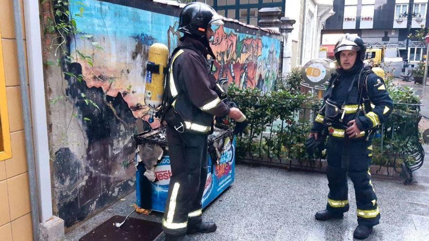 Un incendio calcina un congelador en el almacén de un supermercado en Mieres