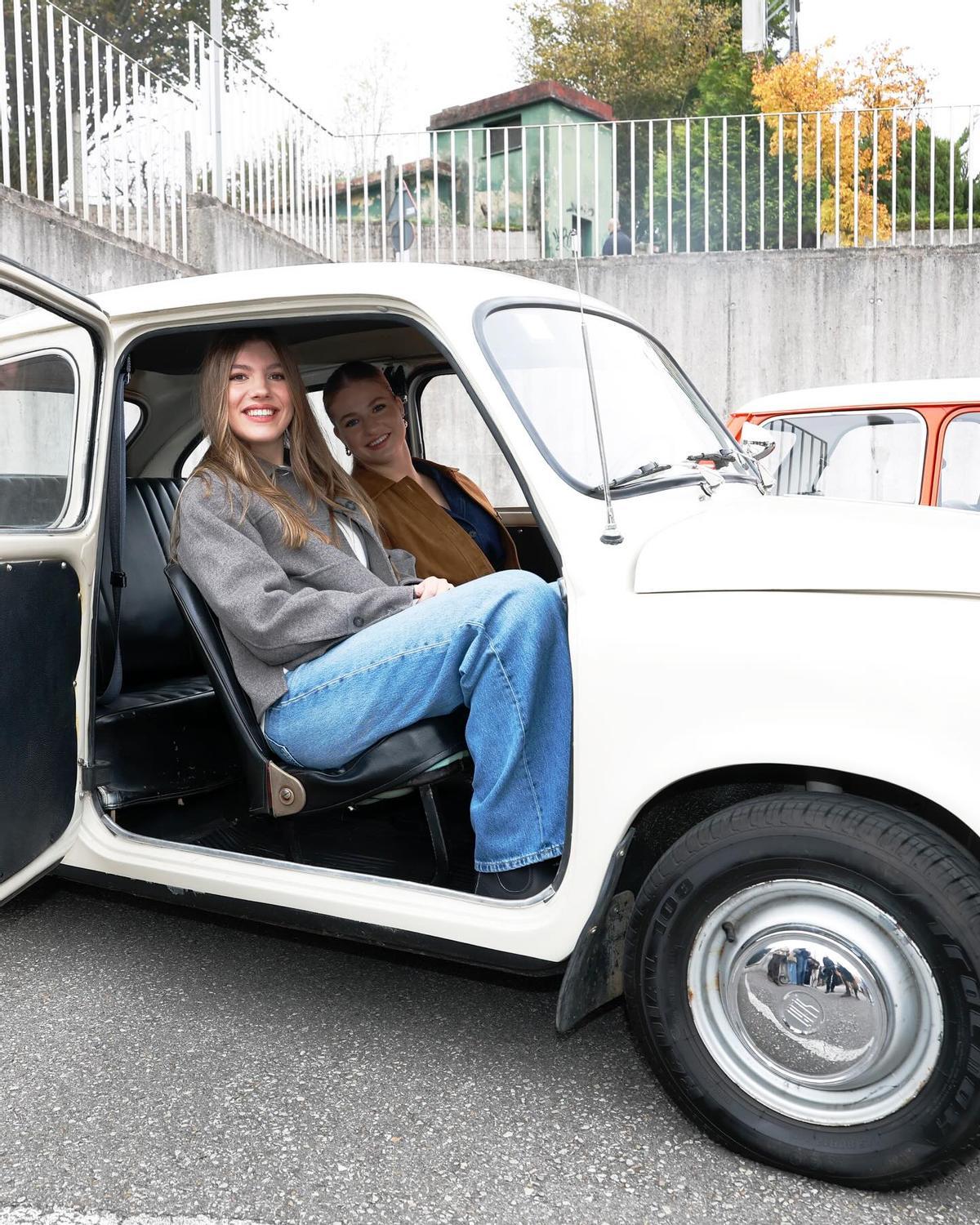 Sofía y Leonor de Borbón, en el Seat 600 de Valdesoto.