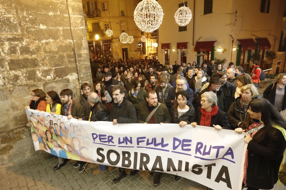 Rund 1.500 Personen sind am Freitagabend (30.12.) auf Mallorca auf die Straße gegangen, um politische Eigenständigkeit für die "Països Catalans", also die katalanischsprachigen Landesteile Katalonien und Balearen, innerhalb Spaniens zu fordern.