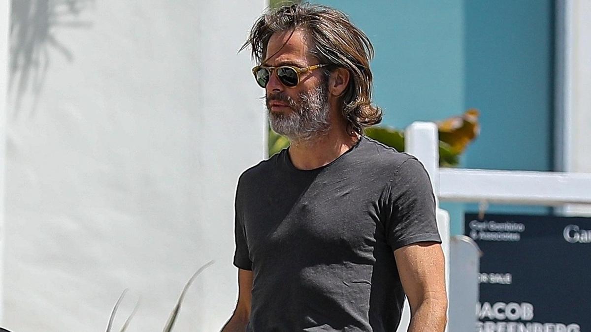 Chris Pine presume de coche clásico por Beverly Hills