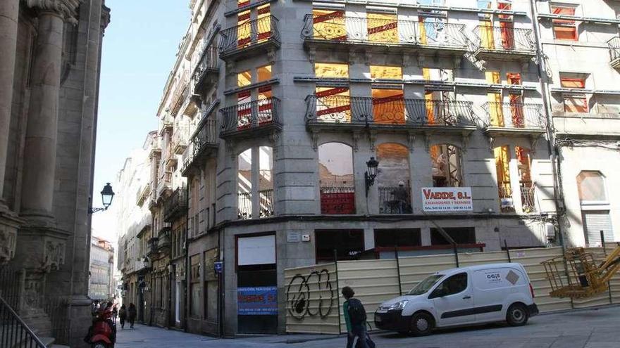 Edificio situado al lado de la iglesia de Santa Eufemia que también hace prospecciones. // Iñaki Osorio