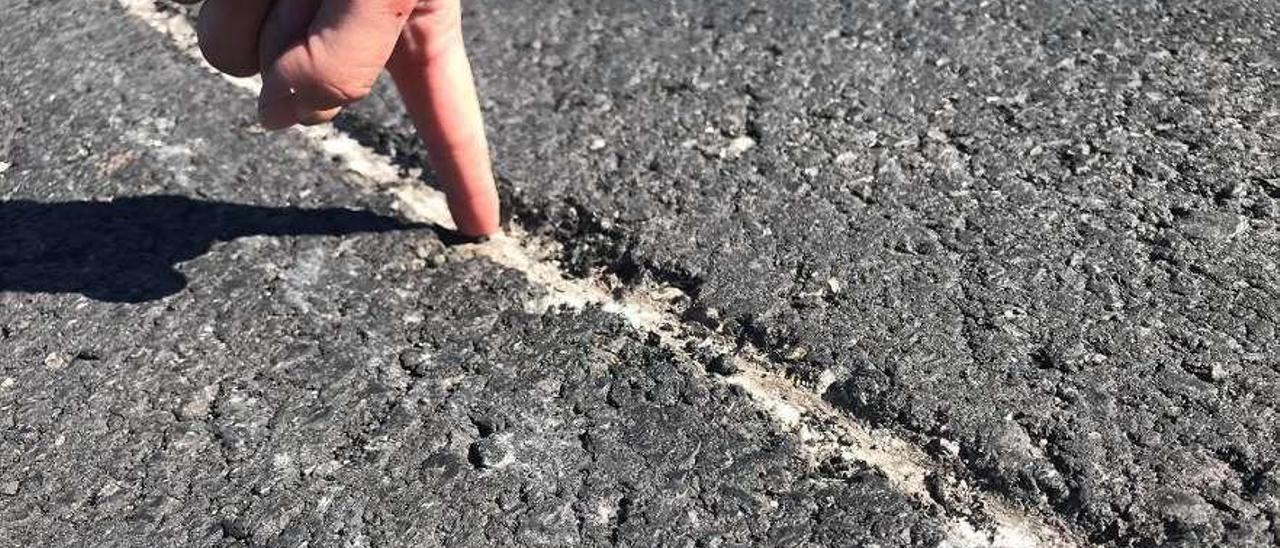 Imagen de una de las grietas dejadas por los motoristas sobre el recién estrenado asfalto.